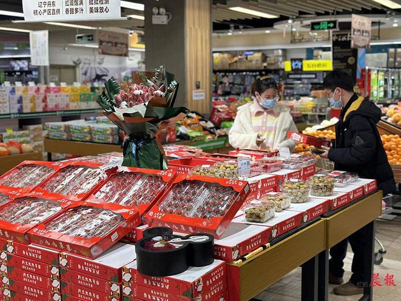 韩版苹果13包装内容:南昌各大商超年货礼盒“去库存”忙