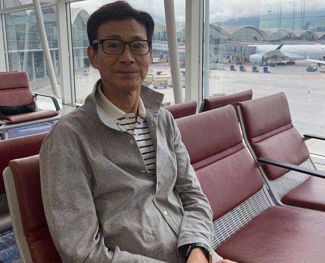 小苹果广舞版
:73岁郑少秋瘦骨嶙峋老态毕露！事业再辉煌，能掩盖对婚姻的背叛吗