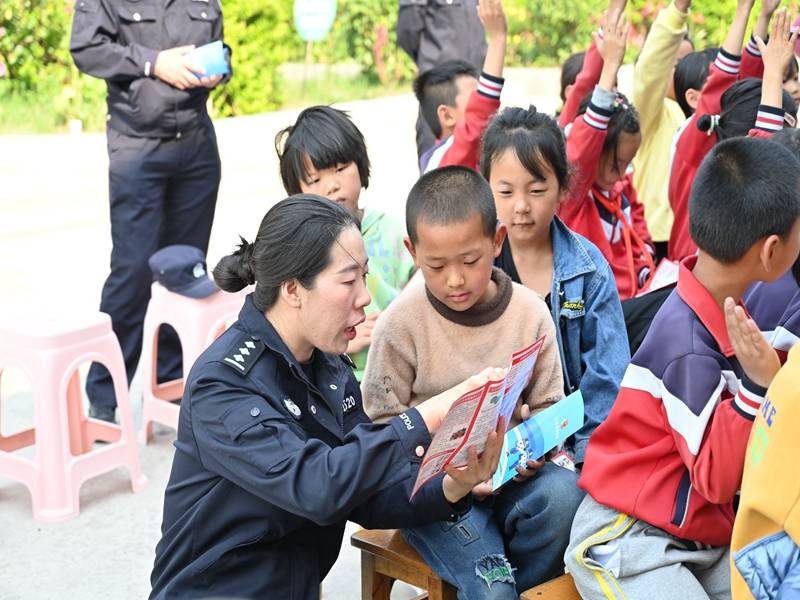 云南学生安全管理苹果版:云南泸水：“警”急救护、安全“童”行-第3张图片-太平洋在线下载