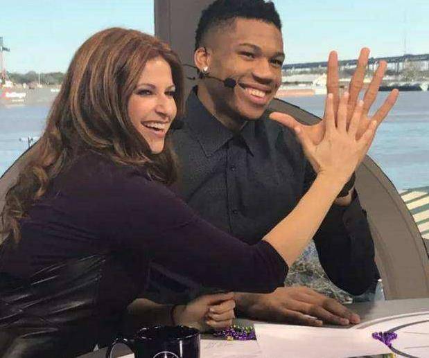 炮打球球苹果版:NBA球员的手有多大？字母哥比女主持人手大两倍，博班成巨人掌！
