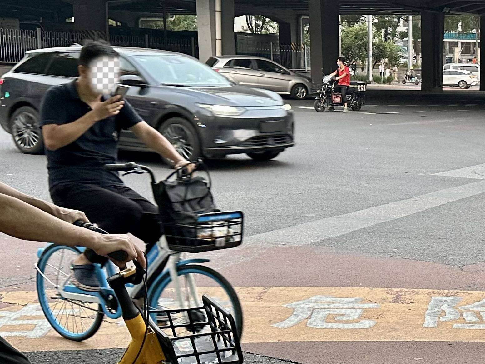 过马路、骑电动车还在看手机！北京街头有多少“低头族”？-第2张图片-太平洋在线下载