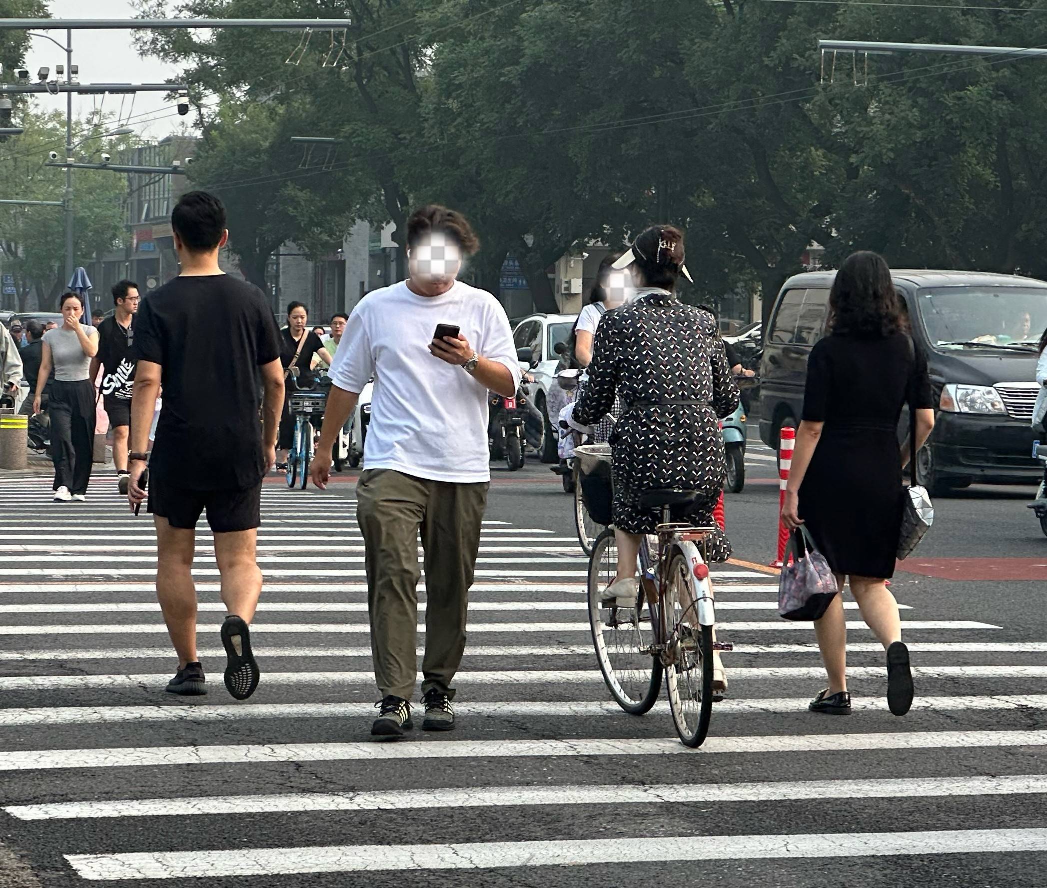 过马路、骑电动车还在看手机！北京街头有多少“低头族”？-第3张图片-太平洋在线下载