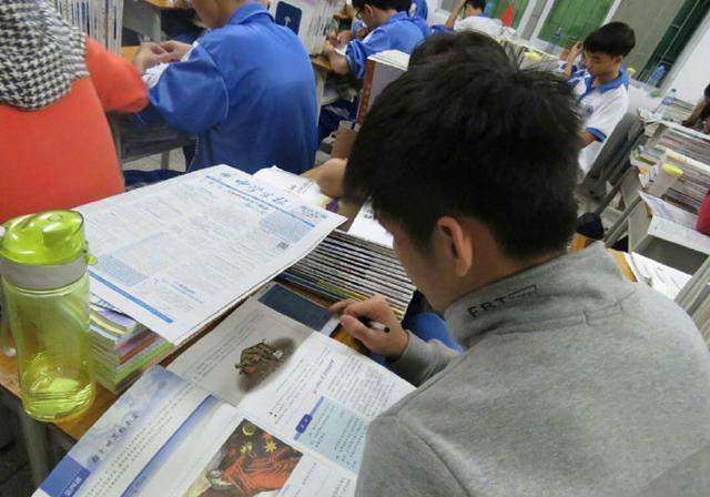 手机进校园新闻中学生带手机进校园